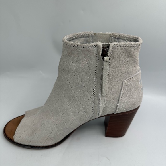 Toms Women’s Gray Leather Ankle Bootie Open Toes Size 8.5 - Picture 2 of 11